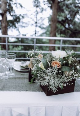 Düğün masa çiçekleri, Yeşiller ve çatal bıçak takımı ile Avrupa tarzında dekore edilmiş