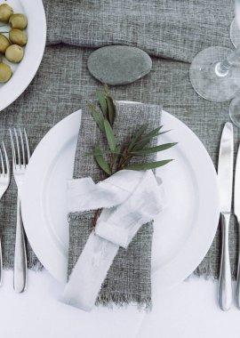 Güzel düğün masa Avrupa tarzında hizmet yeşil peçete, zeytin ve çatal bıçak takımı