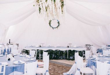 Güzel düğün Tablo ayarı ve ışık ve mavi tonlarda çatal ile dekor düğün