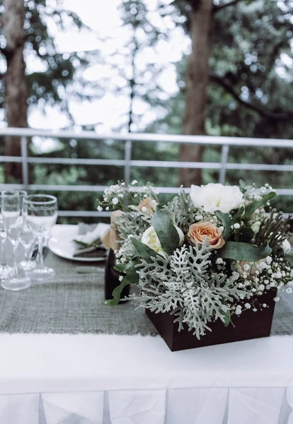 Prachtig Ingericht Bruiloft Tabel Europese Stijl Met Bloemen Groenen Bestek — Stockfoto