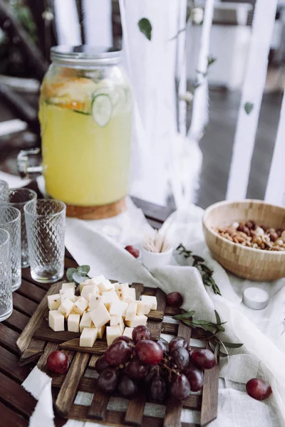 一张精美的婚礼桌 里面有柠檬水 坚果和蔬菜 还有一棵乡村风格的餐巾纸 — 图库照片