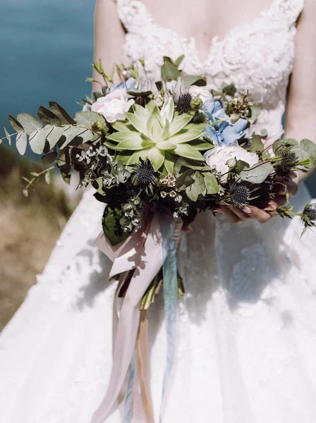 Novia Está Sosteniendo Ramo Boda Fondo Vestido Novia — Foto de Stock