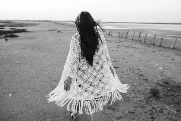 Preto e branco fotografia menina com longo cabelo escuro voando em t — Fotografia de Stock