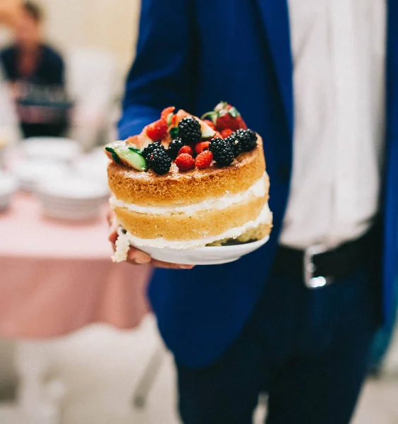 Boda hermosa torta desnuda con pasteles abiertos y crema, con ber —  Fotos de Stock