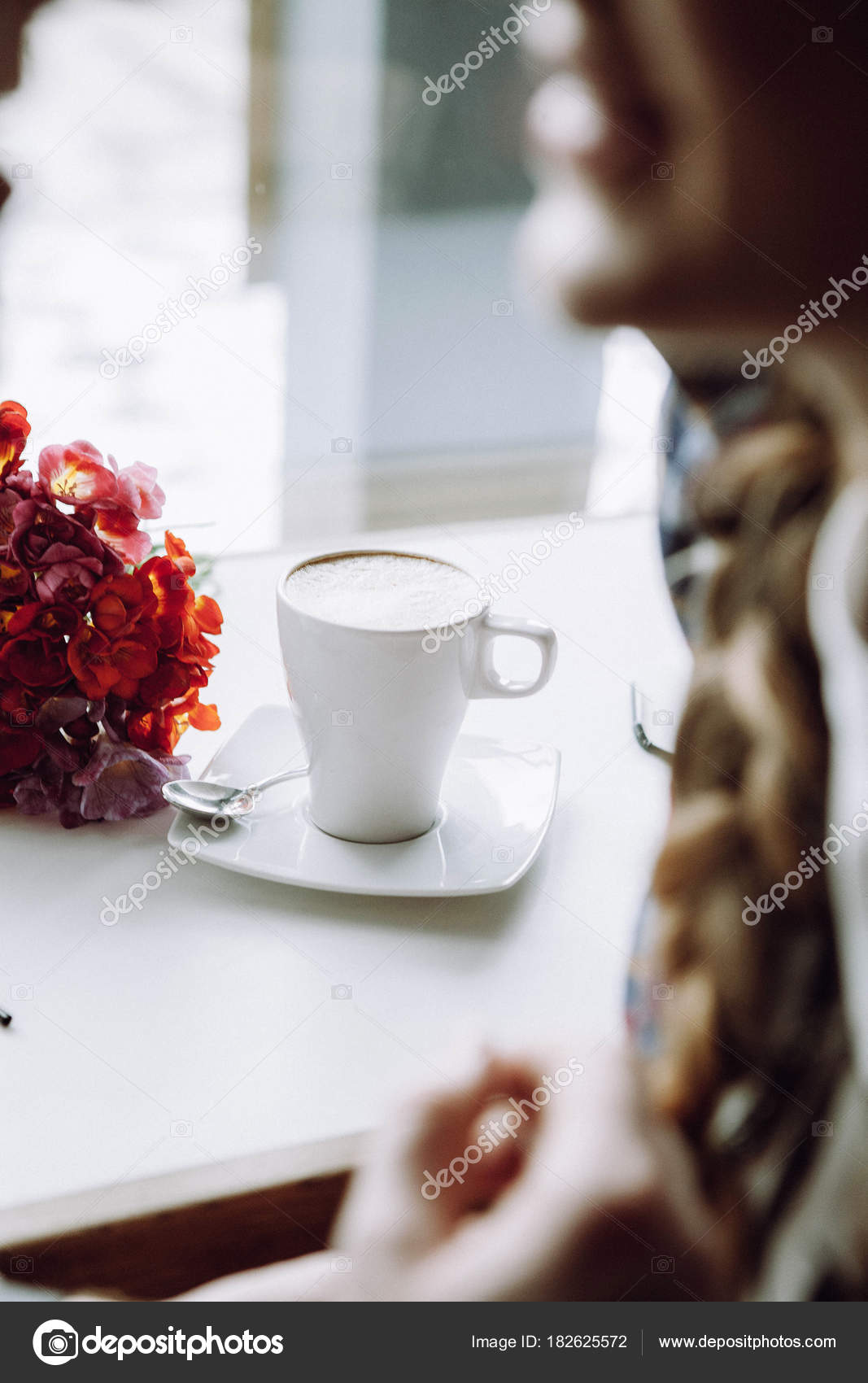 Romantik Tarih Bir Fincan Kahve Bir Kaç Çiçek Çerçevede Bir — Stok Foto