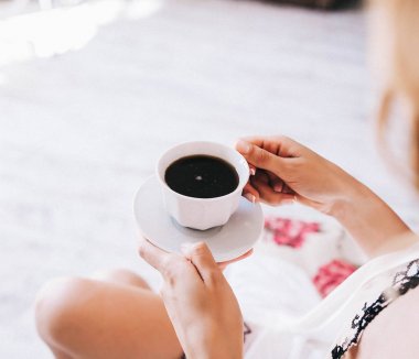 sabah gelin, bir fincan kahve tutarak hafif yakın çekim fotoğraf kız gelin