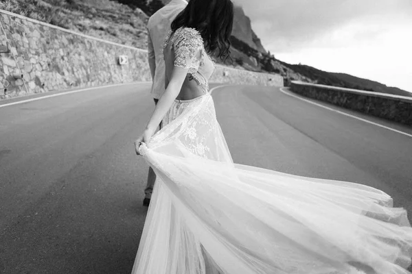Casal Casamento Elegante Recém Casados Andando Longo Uma Estrada Montanha — Fotografia de Stock