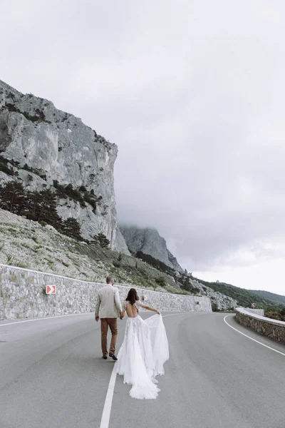 Stilvolles Hochzeitspaar Frischvermählte Auf Einer Bergstraße Vor Schöner Aussicht — Stockfoto