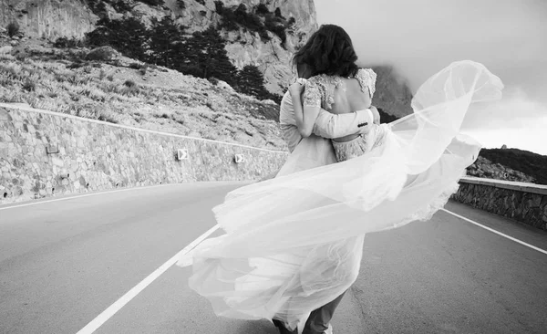 新郎の腕 スタイリッシュな結婚式のカップル 新婚夫婦の美しいビューに対して山道を歩いてダンス花嫁旋回 — ストック写真