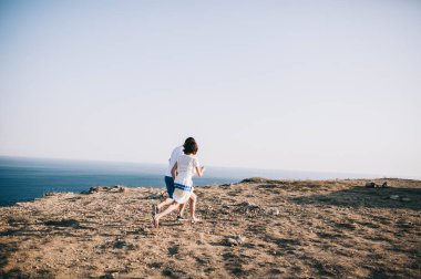 sunset bulvarında güzel deniz ve dağ manzaralı yürüyüş genç sevgi dolu Çift