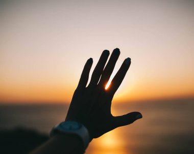 Silhouette el ve kol gökyüzü ve gün batımı karşı