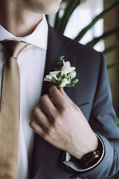 Morning Groom Wedding Groom Puts Flower Buttonhole — Stock Photo, Image