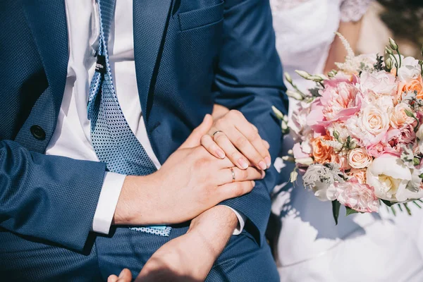 Pernikahan Pasangan Pengantin Baru Berpegangan Tangan Dengan Cincin Dengan Buket — Stok Foto