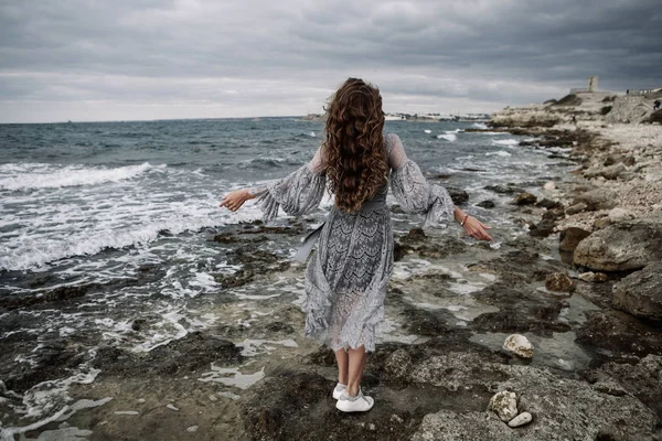 Menina Elegante Vestido Cinza Cabelo Longo Fundo Mar Outono Frio — Fotografia de Stock