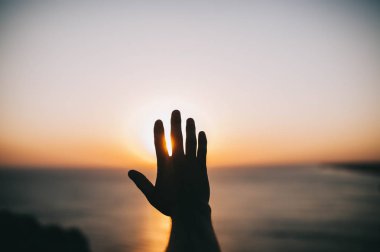 Silhouette el ve kol gökyüzü ve gün batımı karşı