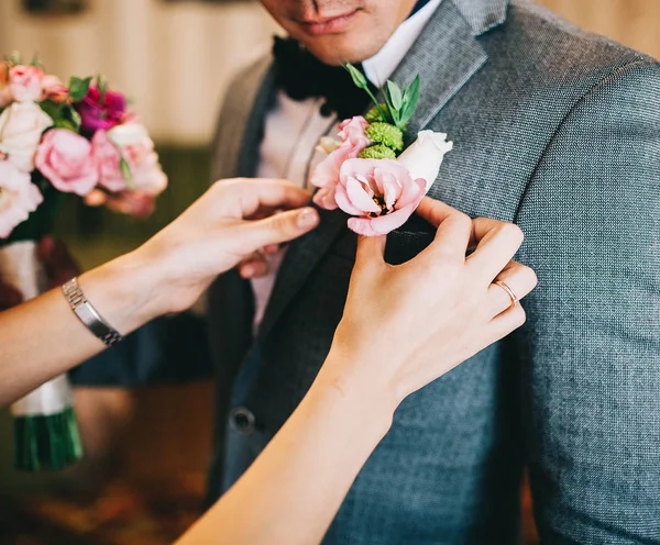 Hochzeitsmorgen Wird Dem Bräutigam Ein Knopfloch Aufgesetzt — Stockfoto