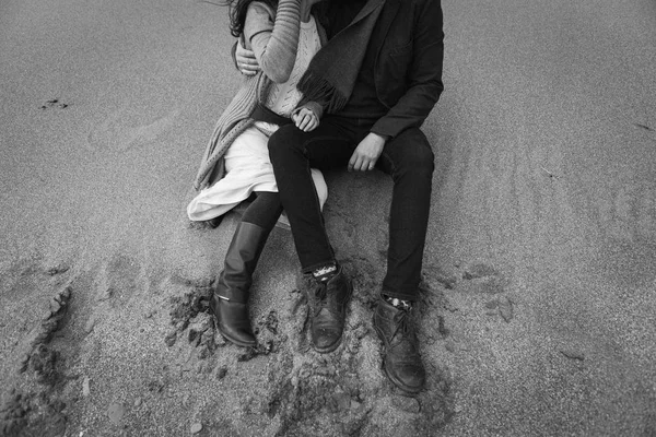 Молода Пара Стильний Скандинавському Стилі Сидячи Піску Пляжі — стокове фото