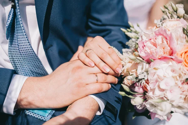 Pernikahan Pasangan Pengantin Baru Berpegangan Tangan Dengan Cincin Dengan Buket — Stok Foto