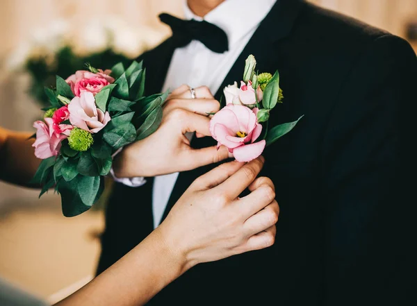 Wedding Morning Groom Put Buttonhole — Stock Photo, Image