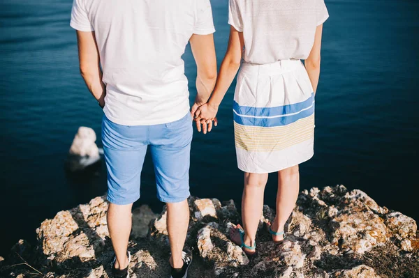 Junges Liebespaar Auf Einem Felsen Mit Wunderschönem Blick Auf Das — Stockfoto