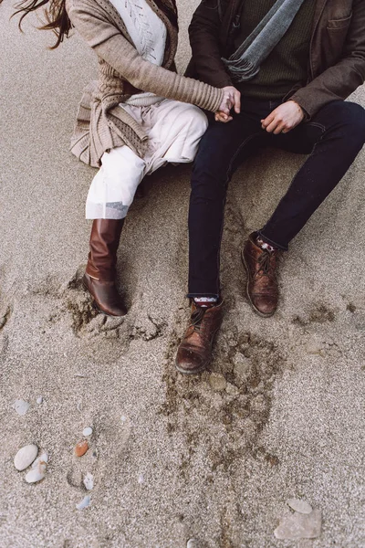 年轻的时尚情侣 斯堪的纳维亚风格坐在沙滩上沙 — 图库照片