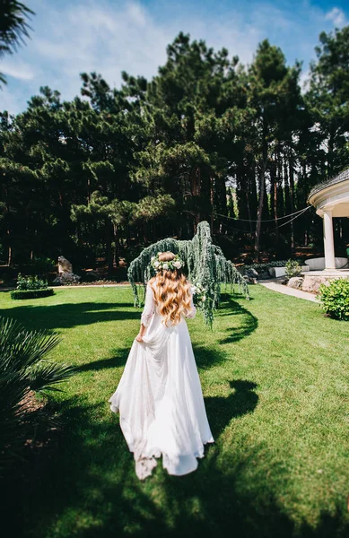 Stilvolle Braut Blumenkranz Auf Dem Kopf Und Mit Einem Brautstrauß — Stockfoto