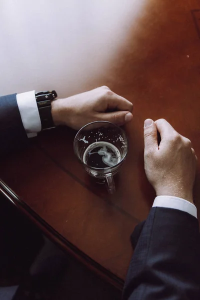 Las Manos Del Hombre Traje Con Reloj Mesa Con Una —  Fotos de Stock