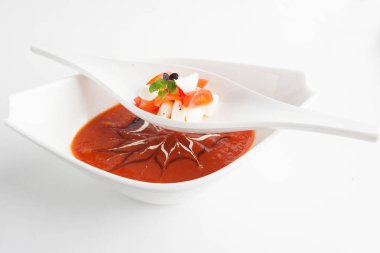 domates ve mozzarella üzerinde beyaz bir arka plan ile soğuk çorba gaspaço