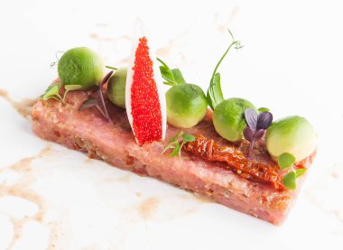 ton balığı, avokado ve beyaz arka plan üzerinde havyar tartar