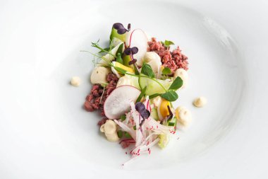 okroshka çorbası, et, salatalık, turp beyaz bir arka plan üzerinde