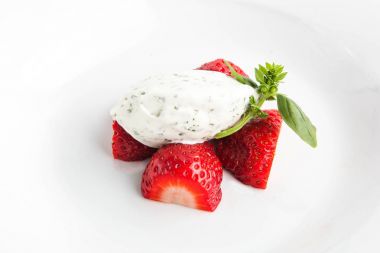 Yaz Restoran snack, fesleğen ve çilek beyaz bir plaka ile dondurma