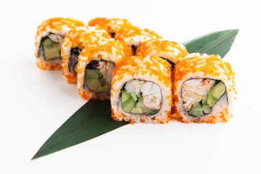 Beyaz bir arka plan bambu yaprağına üzerinde Japon suşi rulo