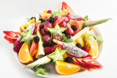 Beyaz bir arka plan üzerinde farklı tropikal meyve ile büyük tabak