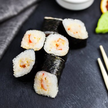 Japon suşi maki grafit tahtada alır.