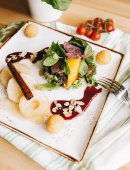 krásně servírované letní salát s telecí, grilovanou paprikou a hruška