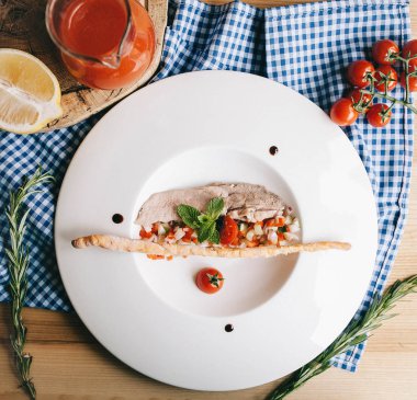 duck meme ve bir ahşap tahta üzerinde çavdar croutons sebze salsa ile parlak yaz domates çorbası