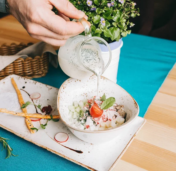 Zuppa Estiva Okroshka Con Vitello Ravanello Tavolo Legno Versano Mano — Foto Stock