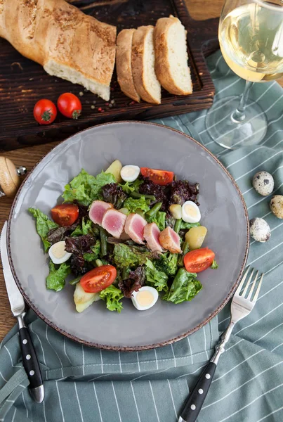 Nisuaz Salade Classique Avec Tranches Pain Oeufs Caille Verre Vin — Photo