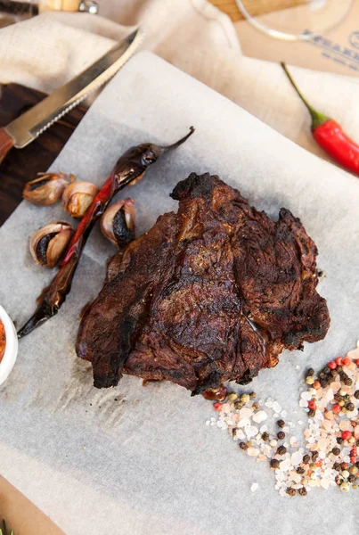 Marha Steak Sült Sült Közepes Fokhagymával Chili Paprika Vörös Borral — Stock Fotó