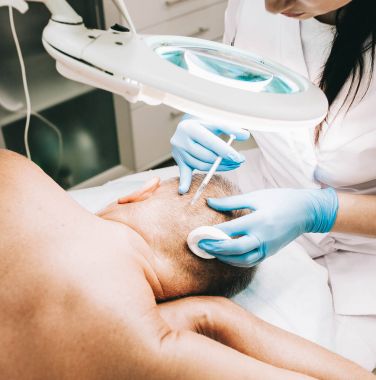 Doktor-güzellik uzmanı bir doğum lekesi, kaldırmak için bir insan kafası kozmetik ameliyat mı siğiller