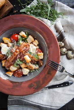 Güzel hizmet Ceasar salata üzerinde koyu ahşap bir masa