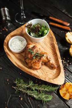 güzel bir Noel tema üzerine ahşap bir tabakta soslu kızarmış bıldırcın porsiyon