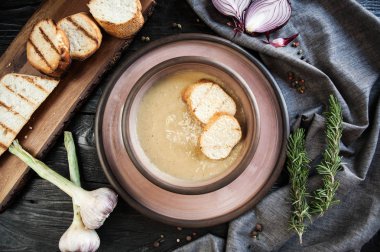 Güzel bir ahşap karanlık tabloda croutons soğan çorbası servis
