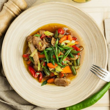 sebze ve et bir bambu tabak güveç