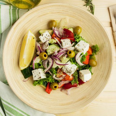 Bambu tabak içinde klasik Yunan salatası