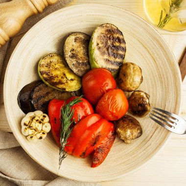 ızgara sebze, domates, biber, patates, patlıcan ve sarımsak pişmiş