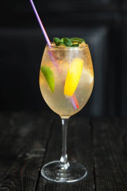 Yaz taze alkolsüz kokteyl koyu ahşap arka plan üzerinde