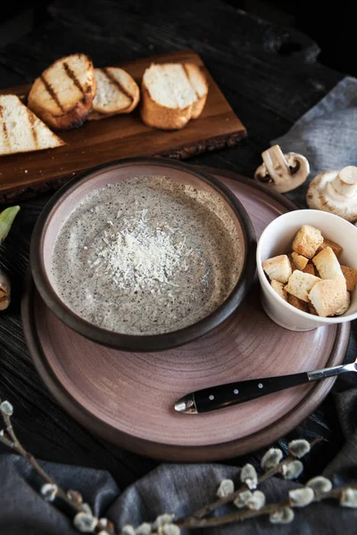 Zuppa Funghi Con Champignons Servita Con Crostini — Foto Stock