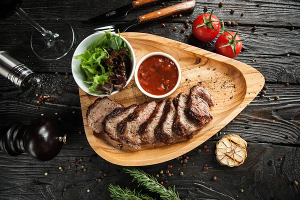 Fatias Carne Vaca Grelha Com Molho Salada Uma Chapa Madeira — Fotografia de Stock