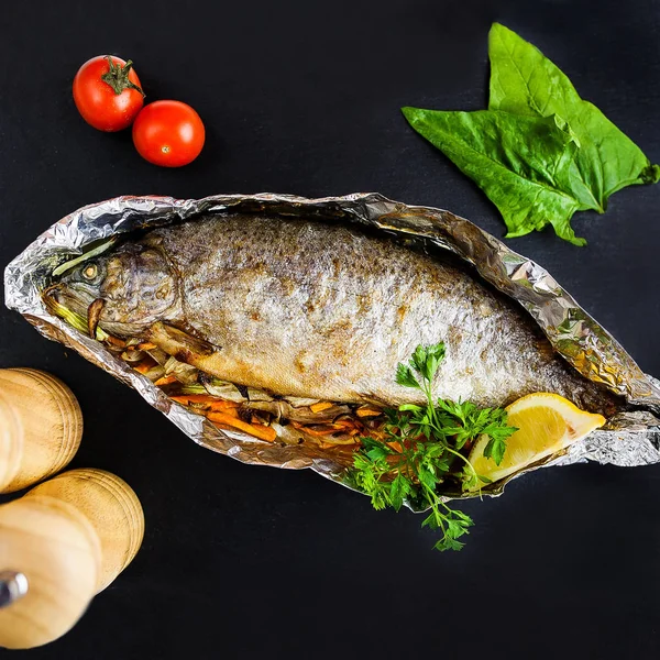 Gebackener Ganzer Fisch Mit Gemüse Und Zitrone Folie Auf Einem — Stockfoto